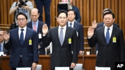 Wakil pimpinan perusahaan Samsung Elekrtronik, Lee Jae-yong (tengah) diambil sumpahnya di hadapan Majelis Nasional, Seoul, terkait penyelidikan skandal Presiden Park Geun-hye, 6 Desember 2016. (Jung Yeon-je/Pool Photo via AP). 