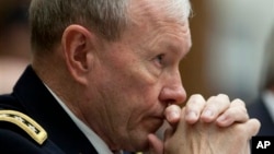 El general Dempsey dijo que emprender ataques aéreos contra el ejército sirio costaría miles de millones de dólares.