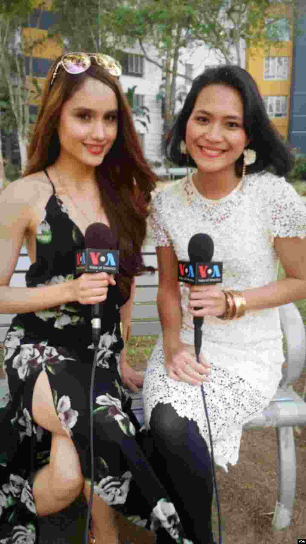 Cinta Laura menjadi reporter tamu VOA untuk liputan Oscar 2015 bersama Ribka Gemilangsari.