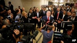 El primer ministro israelí, Benjamin Netanyahu, habla a los medios de comunicación después de votar en la Knesset, el parlamento israelí en Jerusalén, el jueves 30 de mayo de 2019.