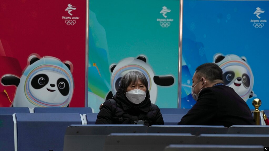 在北京南站候车室里的乘客。（2022年1月14日）(photo:VOA)