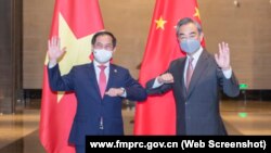 Ngoại trưởng Vương Nghị (phải) và Ngoại trưởng Bùi Thanh Sơn, tại Trùng Khánh, ngày 8/6/2021. Photo: Bộ Ngoại giao Trung Quốc.