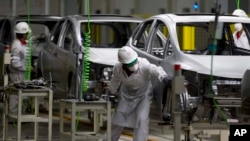 Công nhân làm việc trong nhà máy sản xuất xe Honda tại Mexico.