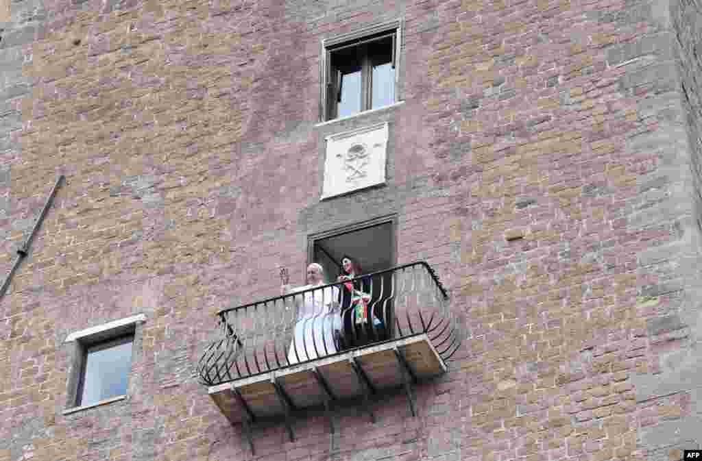 Rome mayor Virginia Raggi (R) shows Pope Francis the view over the Roman Forum from a balcony during the Pope's visit to Rome's City Hall on Capitoline Hill (Campidoglio), Italy.