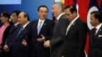 Thủ tướng Trung Quốc Lý Khắc Cường (thứ tư từ trái sang) chụp ảnh chung với các lãnh đạo ASEAN hôm 14/11. 