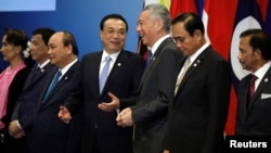 Thủ tướng Trung Quốc Lý Khắc Cường (thứ tư từ trái sang) chụp ảnh chung với các lãnh đạo ASEAN hôm 14/11. 