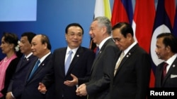 Thủ tướng Trung Quốc Lý Khắc Cường trò chuyện với Thủ tướng Singapore Lý Hiển Long khi các nhà lãnh đạo ASEAN chụp hình chung tại Hội nghị Thượng đỉnh ASEAN-Trung Quốc ở Singapore, ngày 14 tháng 11, 2018. 