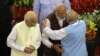 PM Inida, Narendra Modi, kedua dari kanan, memeluk pemimpn senior Bharatiya Janata Party, M.M. Joshi sedangkan L.K. Advani, kiri, sebagai pemimpin aliansi partai yang berkuasa menyimak, New Delhi, 25 Mei 2019 (foto: AP Photo/Manish Swarup)