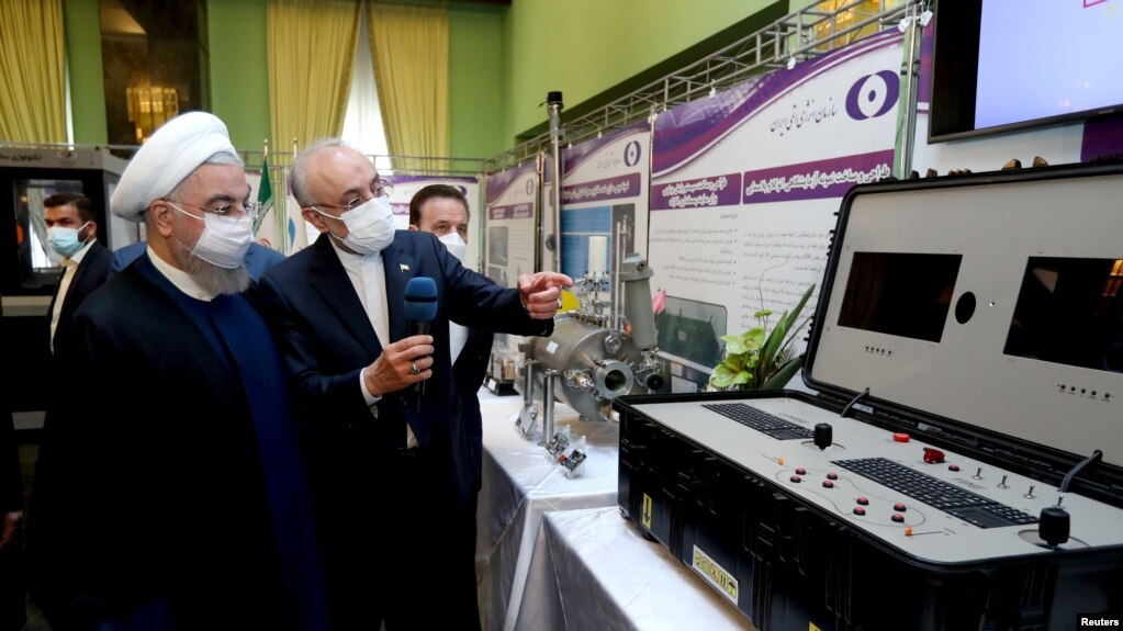 伊朗总统鲁哈尼4月10日在德黑兰视察伊朗核能产业取得的进展。(photo:VOA)