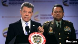 Presiden Kolombia Juan Manuel Santos (kiri) didampingi Kepala Kepolisian, Jorge Nieto memberikan keterangan kepada media di Bogota (foto: dok).