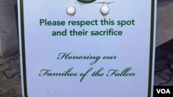 Tấm bảng đậu xe có nội dung: Dành cho thân nhân tử sĩ. Vui lòng tôn trọng nơi đậu xe này và những hy sinh của các tử sĩ. Tôn vinh gia đình của người quá cố.