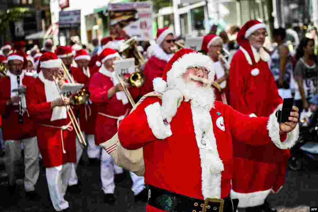 Santa Klaus dari seluruh dunia melakukan parade di jalan-jalan kota Kopenhagen, Denmark, pada Kongres tahunan Santa Klaus sedunia. 