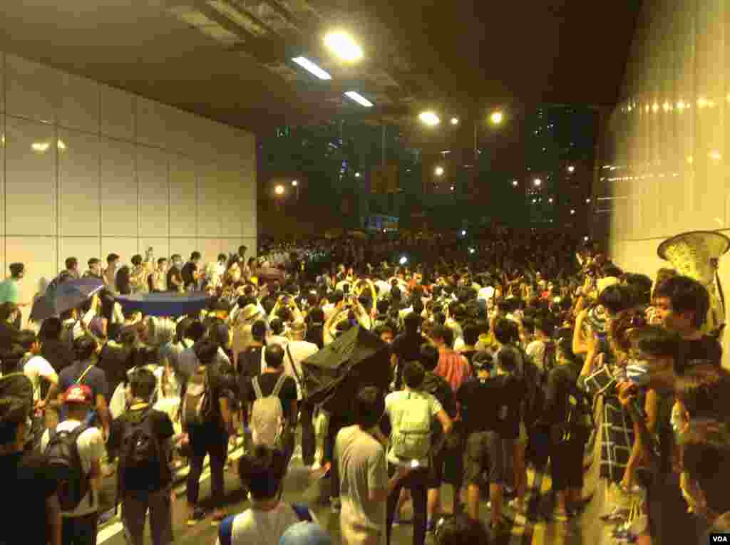 10月14日晚數以百計的香港示威群眾和警察對峙，警方驅之不散(美國之音海彥拍攝) 