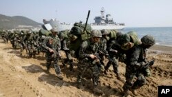 지난 2015년 한국 포항에서 미한 연례 합동군사훈련인 독수리 훈련의 일환으로 두 나라 해병대가 합동 상륙훈련을 실시하고 있다. (자료사진)