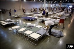 Para relawan mempersiapkan tempat tidur tambahan untuk para pengungsi Badai Harvey di NRG Center, Houston, Texas, 31 Agustus 2017.
