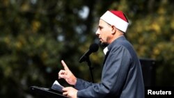 Imam Gamal Fouda menyampaikan khotbah Jumat di Hagley Park, luar masjid al-Noor di Christchurch, Selandia Baru, 22 Maret 2019.