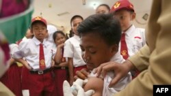 Sebuah sekolah yang sedang melakukan imunisasi.