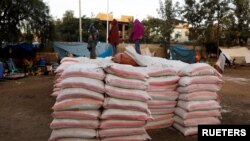 Sacos de alimentos doados na escola primária Tsehaye em Shire,região de Tigray, Etiópia, Março 2021