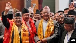 Perdana Menteri Nepa Khadga Prasad Oli, kiri, bersama pemimpin Partai Komunis Nepal (Unified Marxist–Leninist), atau CPN-UML, lainnya , di Kathmandu, 11 Oktober 2015. (AP Photo/Niranjan Shrestha)