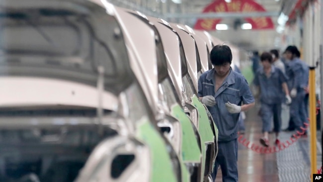 中国吉利慈溪基地的工人组装汽车。（资料照） 