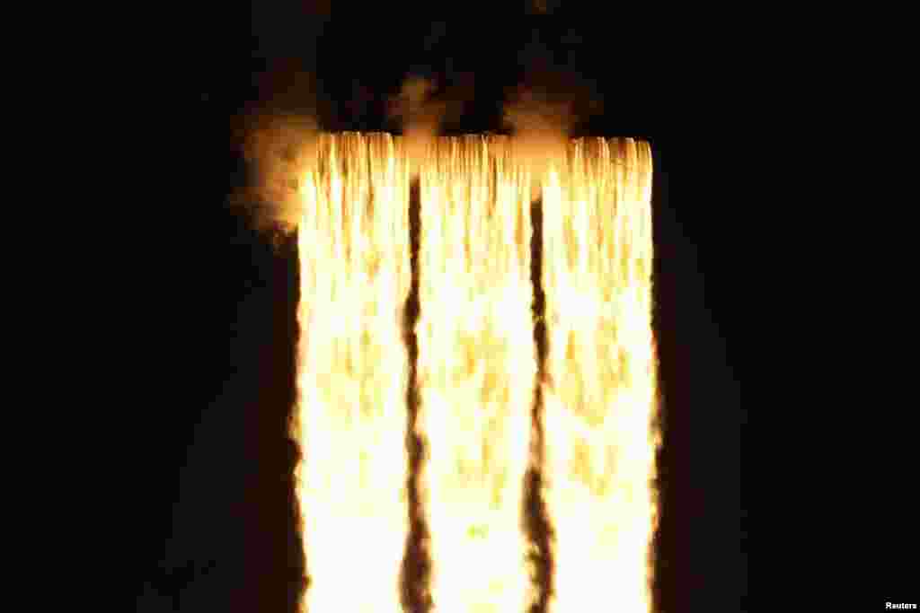 A SpaceX Falcon Heavy rocket carrying the Arabsat 6A communications satellite lifts off from the Kennedy Space Center in Cape Canaveral, Florida, U.S., April 11, 2019.