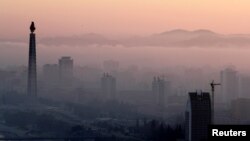 북한 평양 시내가 새벽 안개에 덮여있다.