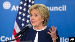 La candidata presidencial demócrata Hillary Clinton habló en la Conferencia sobre Liderazgo Femenino en Latinoamérica, una iniciativa del Consejo Atlántico, un centro de pensamiento, en Washington D.C. Nov. 30 de 2015.