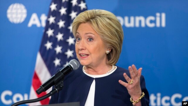La candidata presidencial demócrata Hillary Clinton habló en la Conferencia sobre Liderazgo Femenino en Latinoamérica, una iniciativa del Consejo Atlántico, un centro de pensamiento, en Washington D.C.  Nov. 30 de 2015.