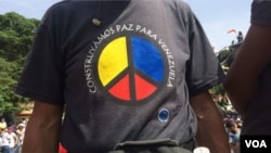 A Caracas marcher’s T-shirt shows the Venezuelan flag’s colors – and a desire for peace, April 19, 2017. (A. Algarro/VOA)