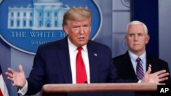 El presidente Trump se dirige a la prensa en su conferencia diaria en la Casa Blanca sobre trabajo frente a la pandemia del coroanvirus.