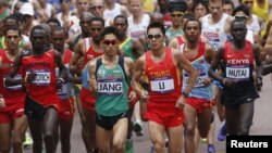 Lomba lari marathon pada Olimpiade London 2012 (foto: dok). Polisi Inggris meninjau kembali rencana pengamanan untuk maraton hari Minggu depan di London, pasca ledakan bom di marathon Boston. 