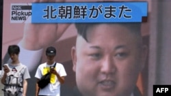 지난 10일 일본 도쿄 거리에 설치된 TV에서 북한의 미사일 발사 관련 뉴스가 나오고 있다.