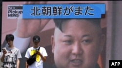 지난 2019년 8월 일본 도쿄 거리에 설치된 TV에서 북한의 미사일 발사 관련 뉴스가 나오고 있다.
