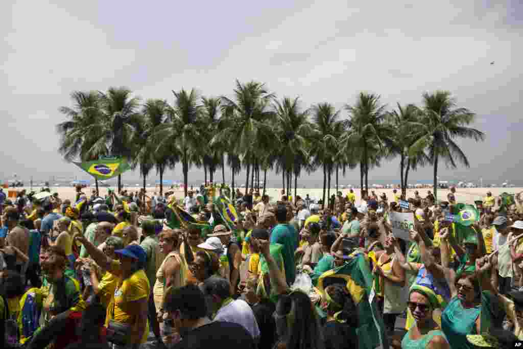 Manifestantes se reúnem na praia de Copacabana, no Rio de Janeiro