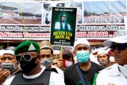 Orang-orang berkumpul untuk menyambut kepulangan Rizieq Shihab, pemimpin Front Pembela Islam Indonesia (FPI) di Jakarta, 10 November 2020. (Foto: REUTERS/Ajeng Dinar Ulfiana)