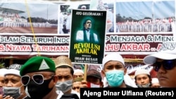 Orang-orang berkumpul untuk menyambut kepulangan Rizieq Shihab, pemimpin Front Pembela Islam Indonesia (FPI) yang telah menetap di Arab Saudi sejak 2017, Jakarta, 10 November 2020. (Foto: REUTERS/Ajeng Dinar Ulfiana)