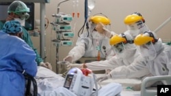 22 Nisan 2020 - Akdeniz Üniversitesi Hastanesi'nde Corona enfeksiyonu nedeniyle yoğun bakımda yatan hastayla ilgilenen doktor ve hemşireler