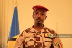 រូបឯកសារ៖ អគ្គមេបញ្ជាការយោធាឆាដលោក Mahamat Idriss Deby Itno ដែលត្រូវជាកូនប្រុសរបស់ប្រធានាធិបតី​ឆាដ​លោក Idriss Deby ថ្លែងនៅវិមានរដ្ឋាភិបាលឆាដ ក្នុងរដ្ឋធានីយ៉ាមេណា កាលពីថ្ងៃទី ២៧ ខែមេសា ឆ្នាំ ២០២១។ (រូបថតដោយ Brahim ADJI / Tchad Presidential Palace / AFP)