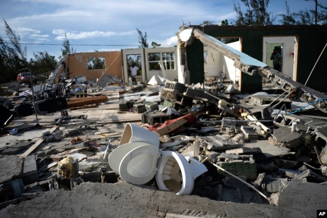 Escombros dejados por el huracán Dorian en la casa de George Bolter, en el vecindario de Pine Bay, en Freeport, Bahamas. 3 de septiembre de 2019. AP.