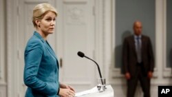 Thủ tướng Đan Mạch Helle Thorning-Schmidt loan báo tại một cuộc họp báo ngày 26/9 rằng sự đóng góp của Đan Mạch cho cuộc chiến chống Nhà nước Hồi giáo sẽ bao gồm 7 máy bay chiến đấu F16 của Không quân Đan Mạch.