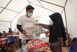 Para relawan mengajar menggunakan berbagai metode belajar yang menyenangkan dan berpusat pada anak. Senin, 15 Maret 2021. (Foto: Saleh Mandar/Pokja Pendidikan Mamuju)