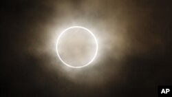 Bulan menutupi sebagian besar matahari dan menciptakan semburan cahaya seperti cincin api raksasa di angkasa Yokohama, dekat Tokyo (21/5). 