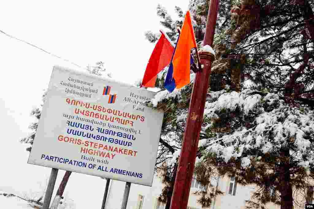 Sumbangan dari orang Armenia di luar negeri membangun jalur satu-satunya ke Armenia, yaitu jalan berliku melewati pegunungan yang tinggi. (VOA/U. Filimonova)