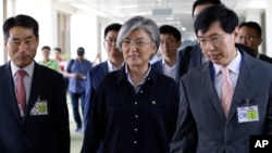 South Korean Foreign Minister Kang Kyung-wha, center, is escorted as she arrives to attend the 50th ASEAN Foreign Ministers' Meeting and its dialogue partners at the airport in Manila, Philippines, Aug. 5, 2017. 