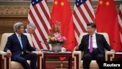 U.S. Secretary of State John Kerry (L) speaks with China's President Xi Jinping at the Great Hall of the People at the end of the 8th round of U.S.-China Strategic and Economic Dialogues in Beijing, June 7, 2016. 