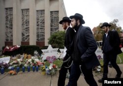 29일 총기 난사 사건이 발생한 미국 피츠버그 시의 유대교회당에 앞에 임시 추모소가 마련됐다.