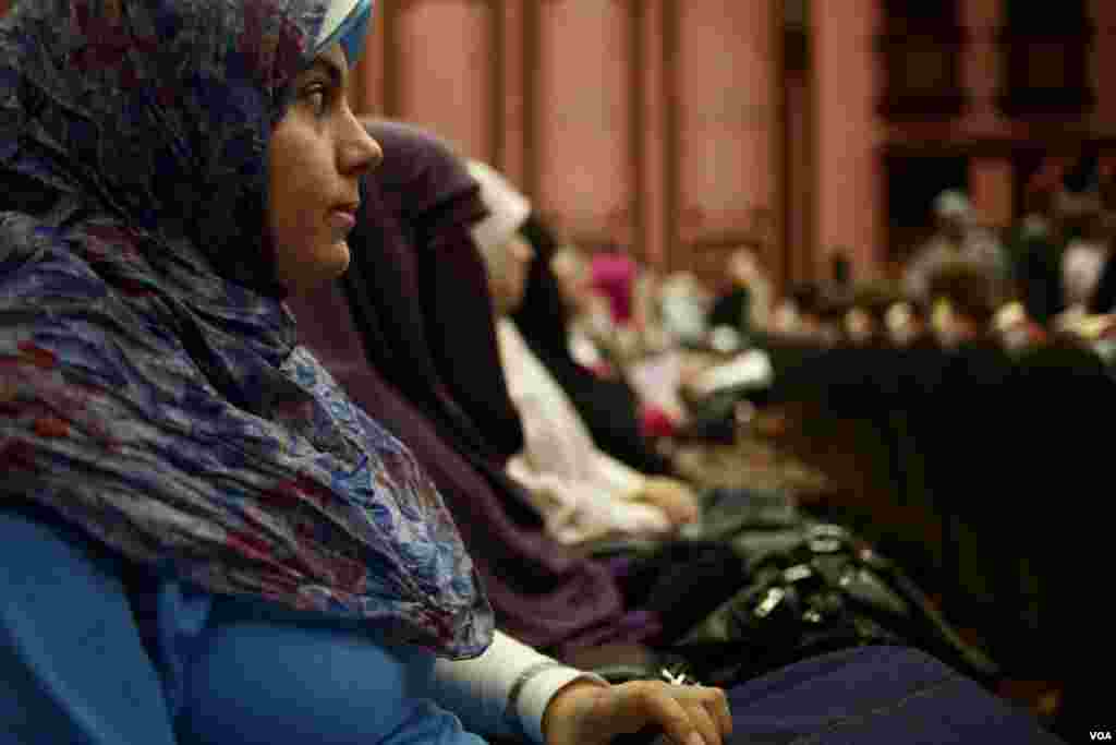Women in the audience listen to speakers. (Y. Weeks/VOA)