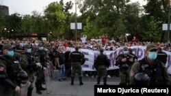Protest pristalica Srpske napredne stranke i pokreta Dveri ispred Skupštine Srbije