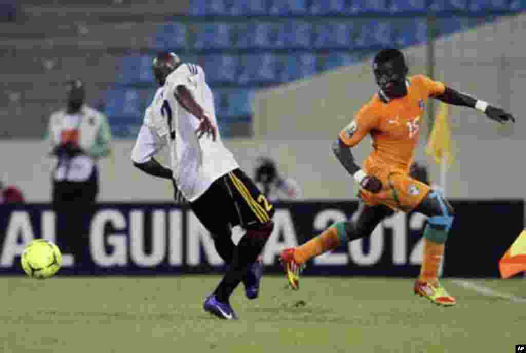 Max Gradel (R) of Ivory Coast fights for ball with Marco Ibraim de Sousa Airosa of Angola during their African Nations Cup soccer match in Malabo January 30, 2012.