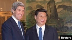 중국을 방문한 존 케리 미국 국무장관(왼쪽)이 13일 베이징에서 시진핑 중국 국가주석과 북한 문제 등을 논의했다.